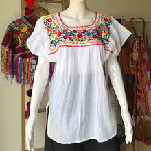 Load image into Gallery viewer, Yucatan embroidered Top