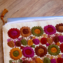 Load image into Gallery viewer, Wool laptop Bag