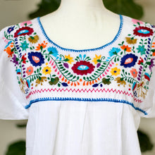 Load image into Gallery viewer, Yucatan embroidered Top