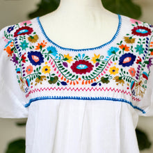 Load image into Gallery viewer, Yucatan embroidered Top
