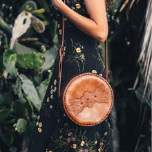 Load image into Gallery viewer, Flor de Sol leather Purse
